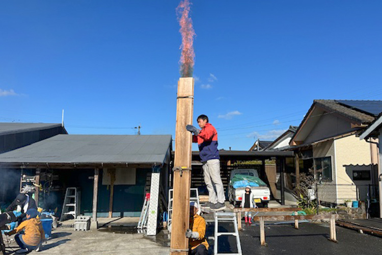 焼杉板をつくる様子