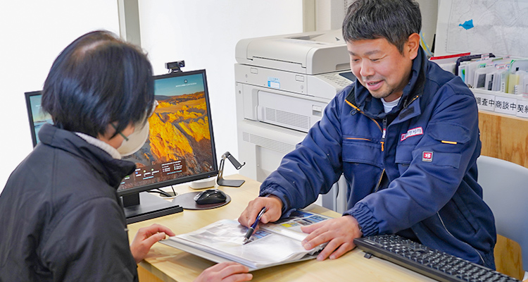 物件を案内している様子